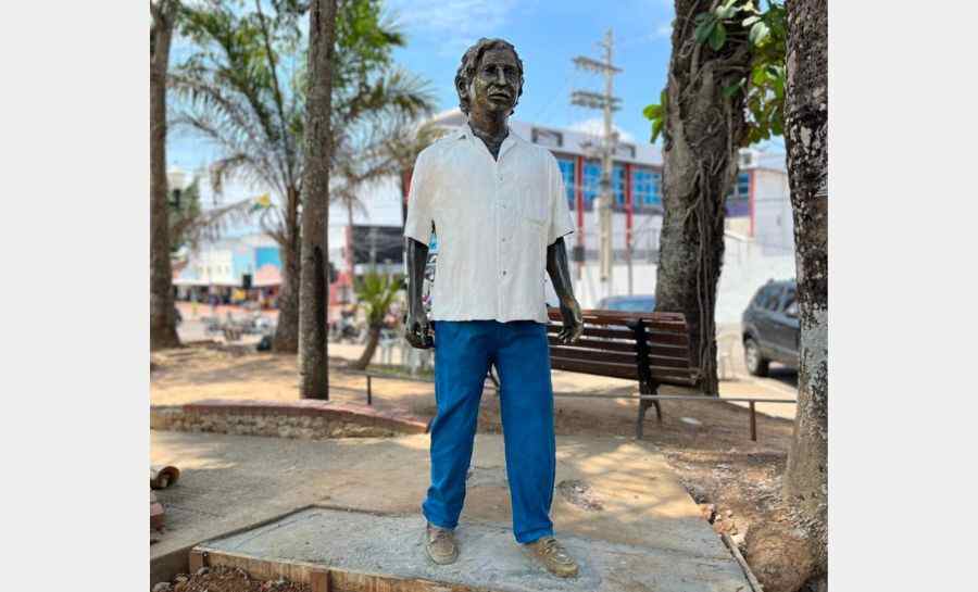 Estátua de Chico Mendes retorna restaurada à Praça dos Povos da Floresta